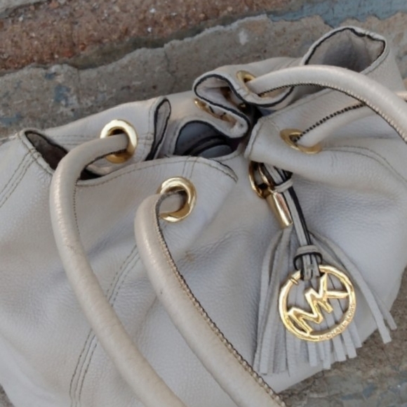 Michael Kors stone pebbled leather shoulder bag - Picture 8 of 14